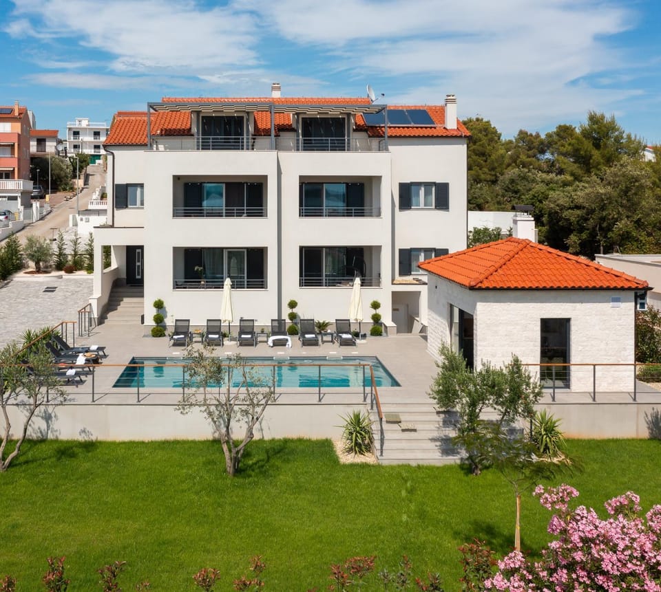 Property building, Patio, Spring, Day, Summer, BBQ facilities, Garden, Garden, Garden view, Pool view, Swimming pool, sunbed