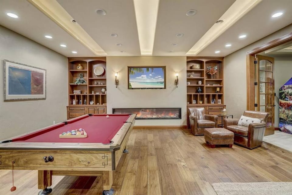 Communal lounge/ TV room, Billiard, Living room, Seating area, Evening entertainment, fireplace
