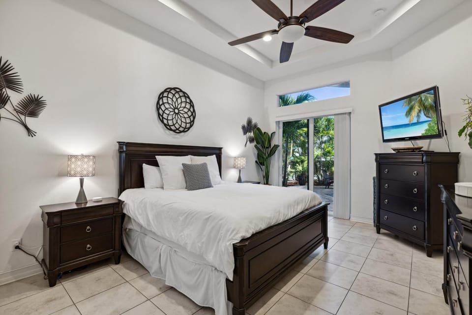 Bed, TV and multimedia, Bedroom, wardrobe
