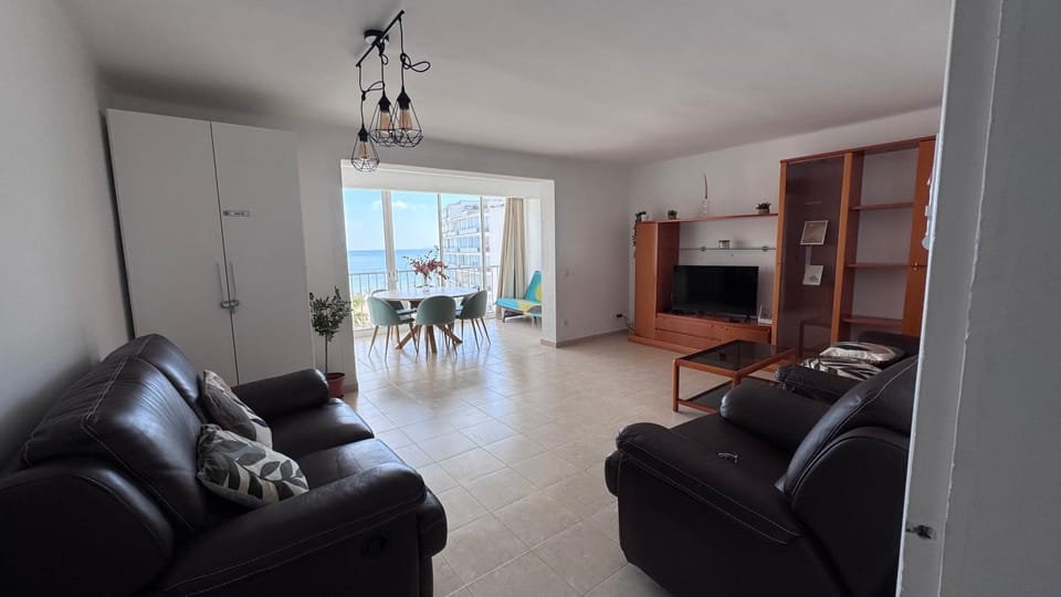 Precioso Apartamento en primera línea de Mar Santa Margarita Roses Apartment in Roses
