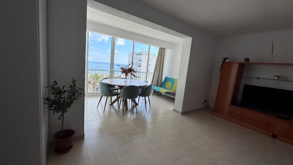 Precioso Apartamento en primera línea de Mar Santa Margarita Roses Apartment in Roses