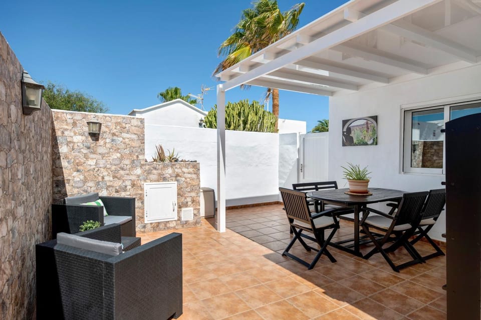 Property building, Balcony/Terrace, Living room