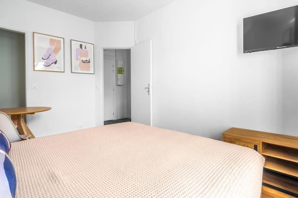 Bed, TV and multimedia, Bedroom