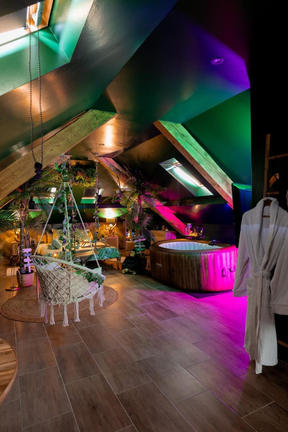 Dynasty Jungle Spa Jacuzzi Apartment in Baden-Württemberg