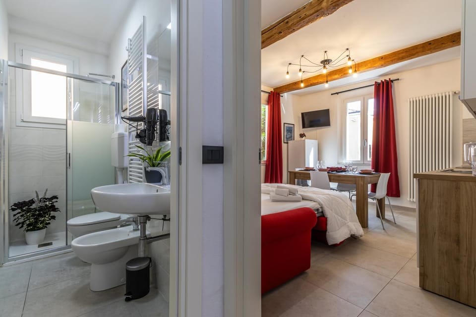 Shower, Toilet, Bed, Bathroom, TV and multimedia, Photo of the whole room, Bedroom, Bath, towels