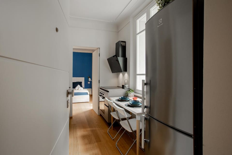 Bed, Photo of the whole room, Seating area, Dining area