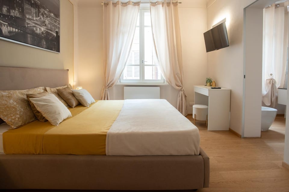 Photo of the whole room, Bedroom