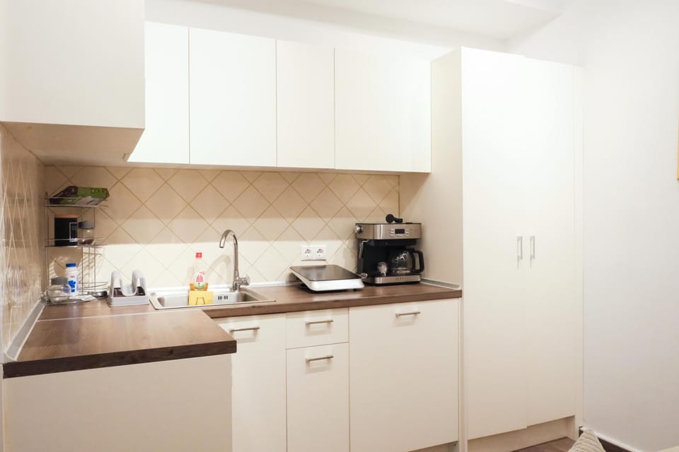 Coffee/tea facilities, Kitchen or kitchenette, stove
