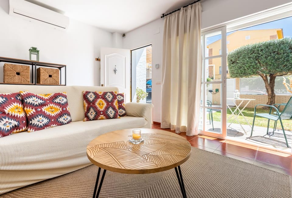 Patio, View (from property/room), Balcony/Terrace, Living room, Photo of the whole room, Dining area