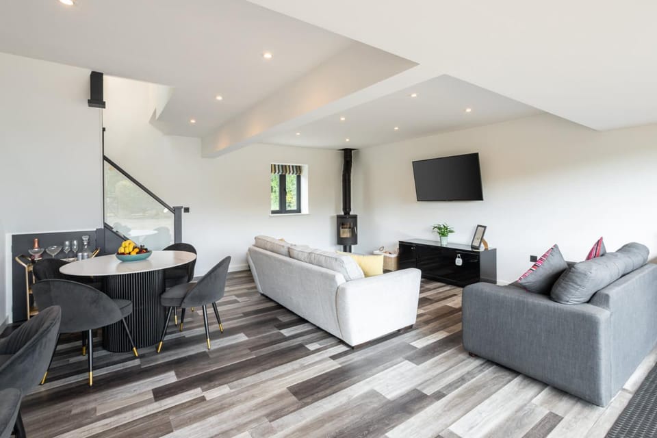 TV and multimedia, Living room, Seating area, Dining area