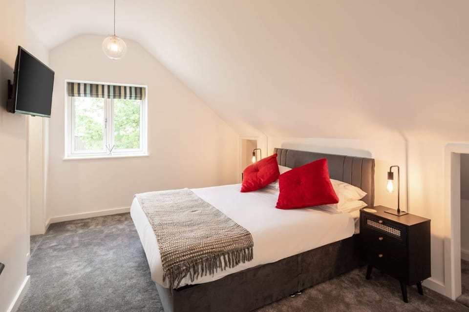 Bed, TV and multimedia, Bedroom