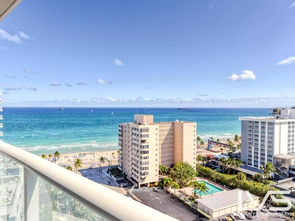 Property building, Nearby landmark, Day, Natural landscape, View (from property/room), Balcony/Terrace, Balcony/Terrace, Beach, City view, Sea view