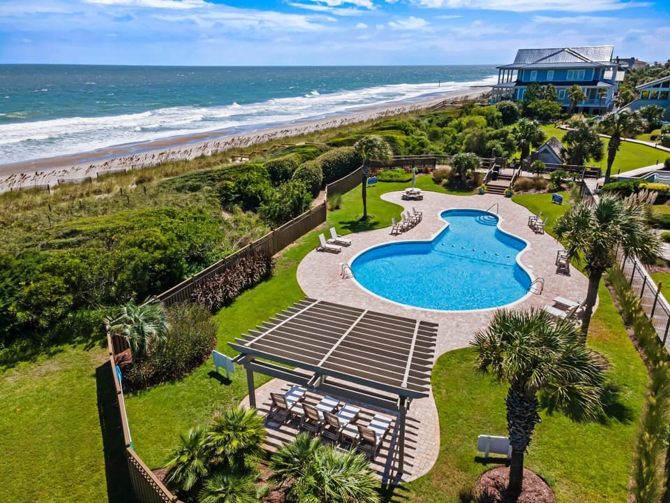 On the Beach villa by Peace Vacations Apartment in Debordieu