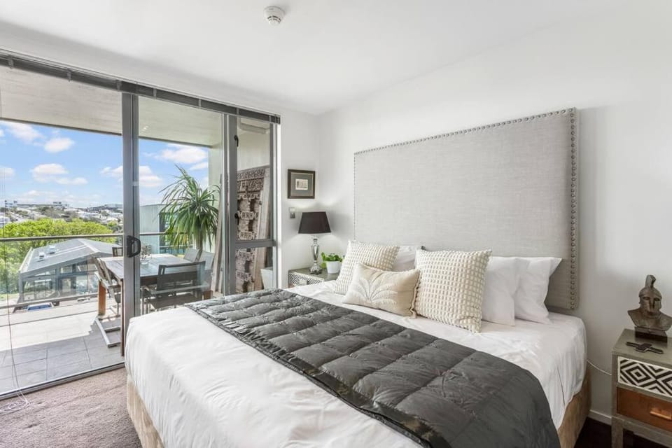 Bed, View (from property/room), Balcony/Terrace, Photo of the whole room, Seating area, Bedroom