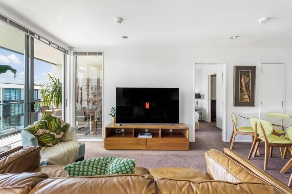 TV and multimedia, Living room, Seating area, Evening entertainment