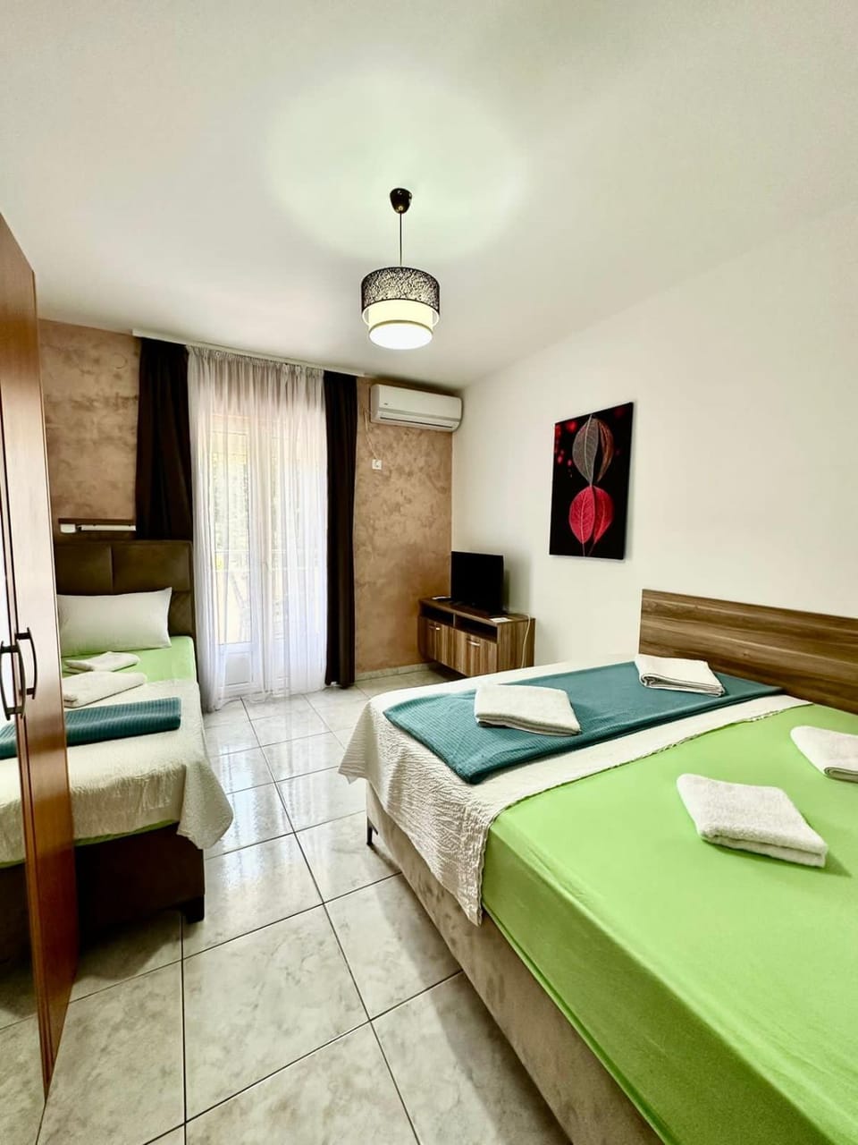 Bed, TV and multimedia, Living room, Photo of the whole room, towels