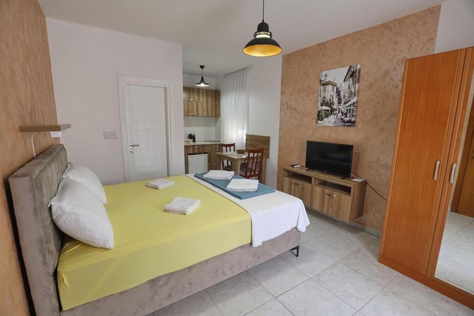 Bed, TV and multimedia, Photo of the whole room, wardrobe