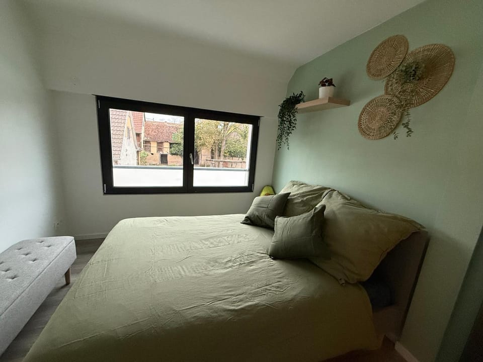 Photo of the whole room, Bedroom