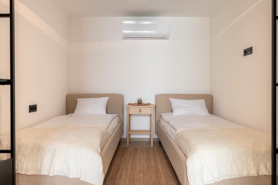 Bed, Bedroom, air conditioner