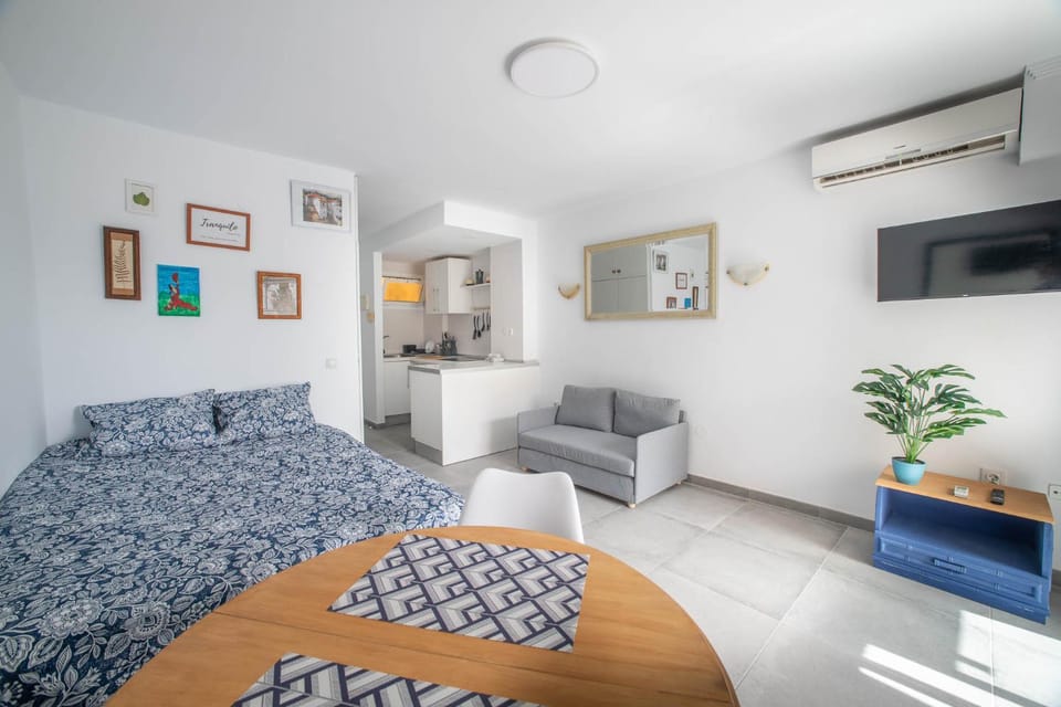 Bed, TV and multimedia, Kitchen or kitchenette, Bedroom, air conditioner