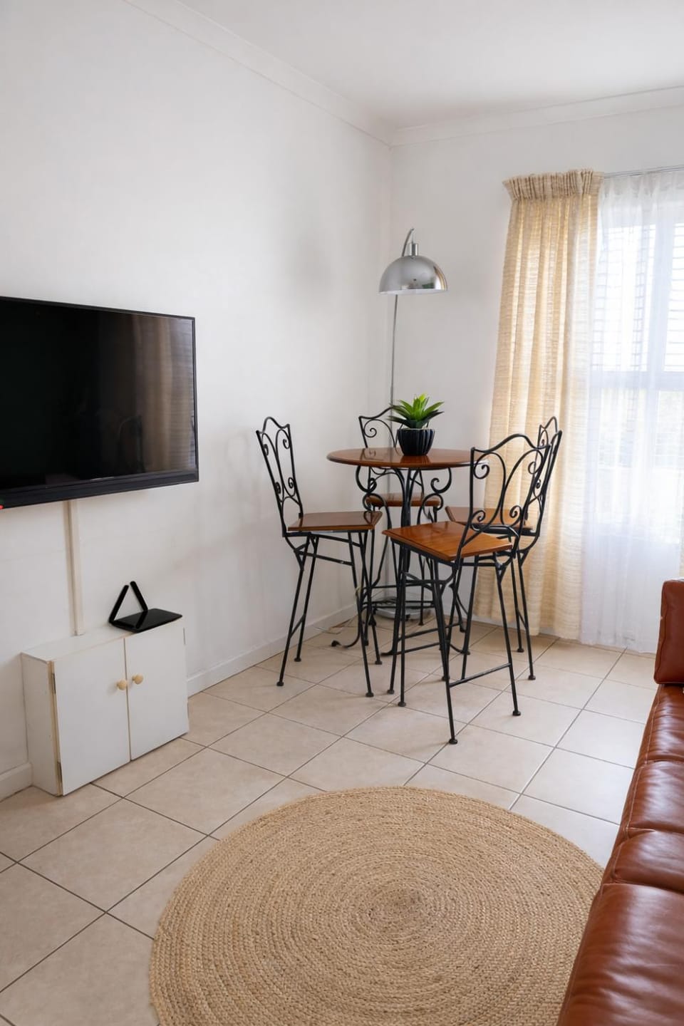 Family-Friendly 2BR Near Airport Sleeps Groups Wifi Free Parking Apartment in Cape Town