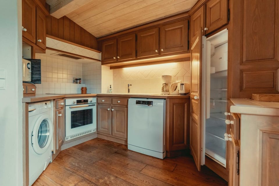 Coffee/tea facilities, dishwasher, microwave, oven, toaster, washing machine, kitchen