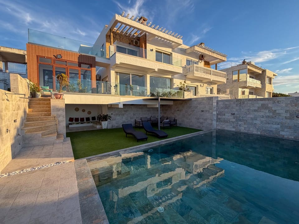 Villa bord de mer vue incroyable avec piscine Villa in Tangier