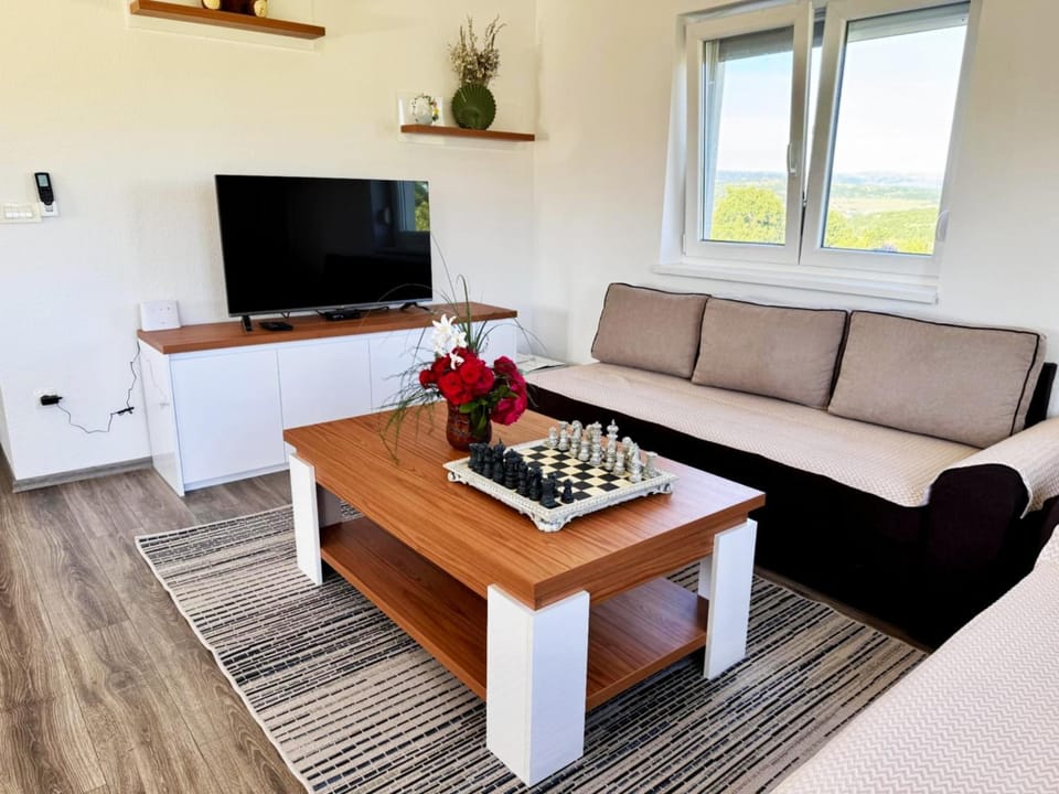 Communal lounge/ TV room, TV and multimedia, Living room, Seating area, Evening entertainment