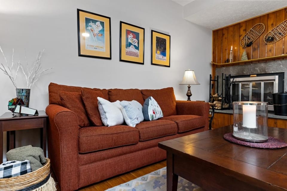 condo at Wintergreen walk to slope, pool access House in Massies Mill