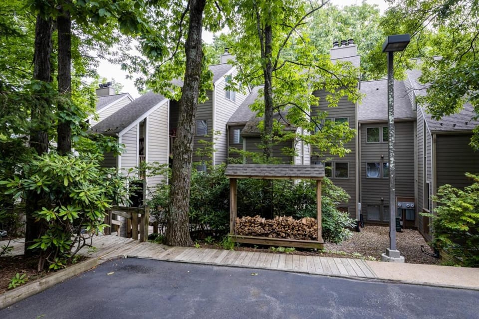 condo at Wintergreen walk to slope, pool access House in Massies Mill