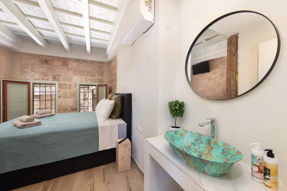 Bedroom, towels