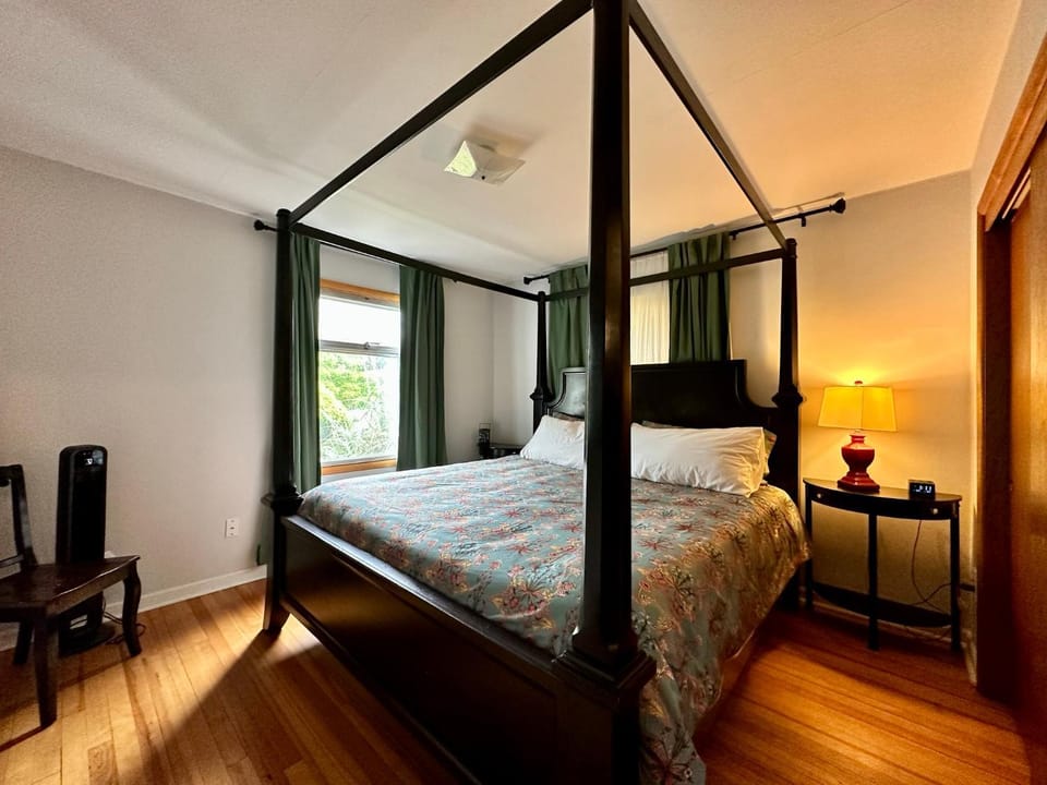 Bedroom, internet