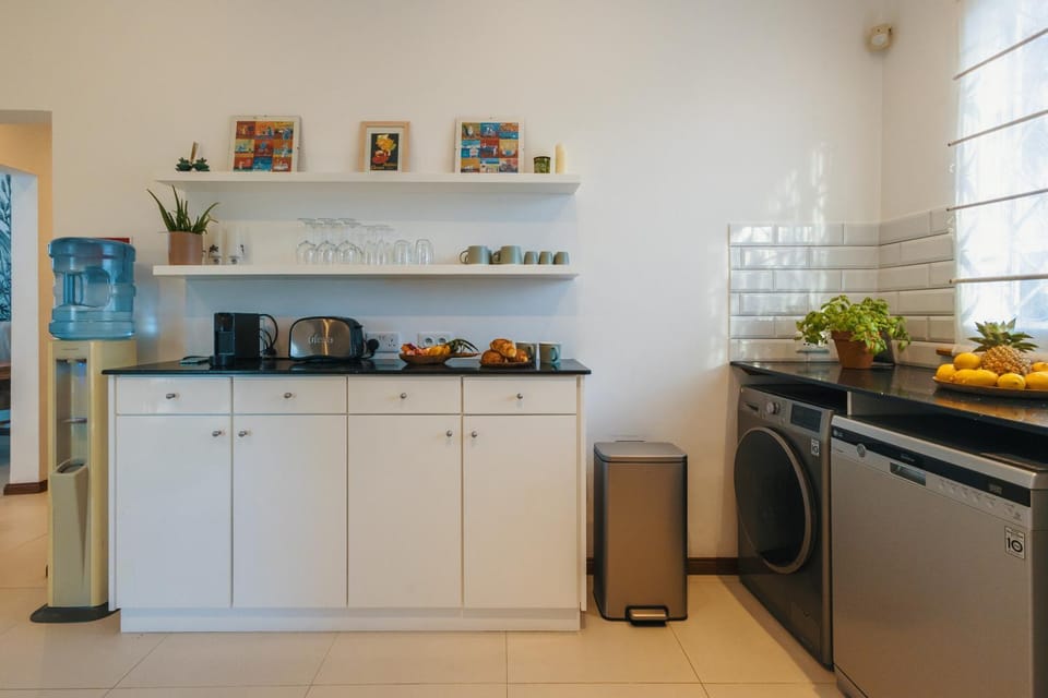 Coffee/tea facilities, Kitchen or kitchenette, dishwasher, stove, toaster, washing machine