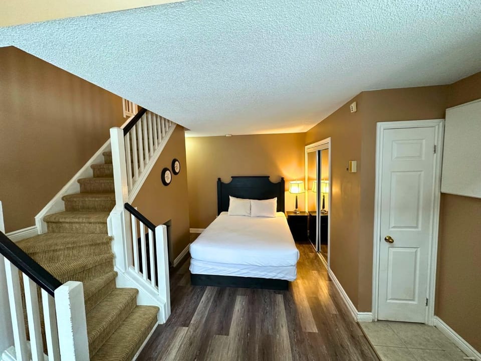 Mountain Loft Suite with Pool and Hot Tub House in Grey Highlands