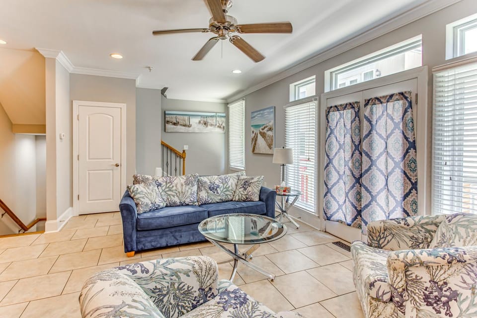 Walk to Ocean: Myrtle Beach Townhome w/ Balcony! House in Myrtle Beach