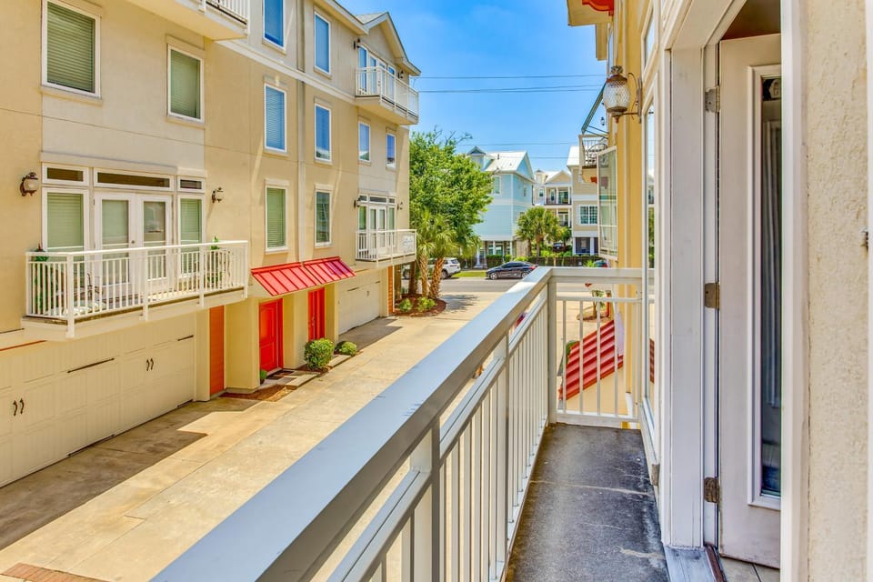 Walk to Ocean: Myrtle Beach Townhome w/ Balcony! House in Myrtle Beach
