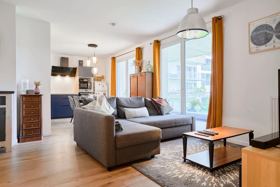 Kitchen or kitchenette, Living room, Seating area, Dining area