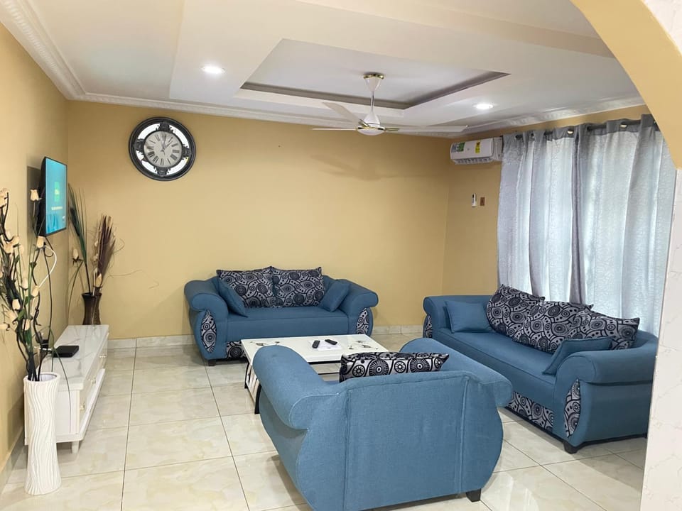 TV and multimedia, Living room, Seating area, air conditioner