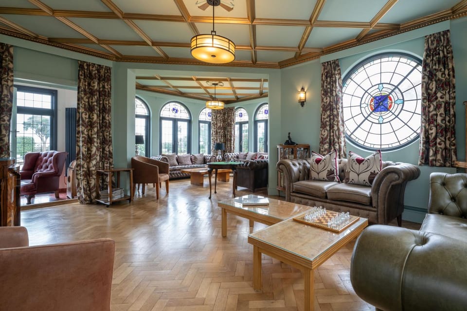 Living room, Seating area