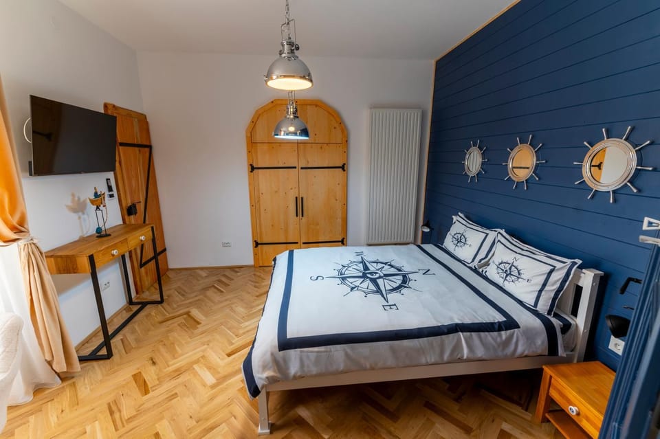 Bed, TV and multimedia, Bedroom