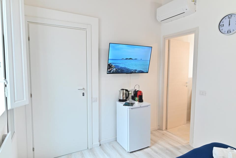 TV and multimedia, Coffee/tea facilities, Photo of the whole room, air conditioner