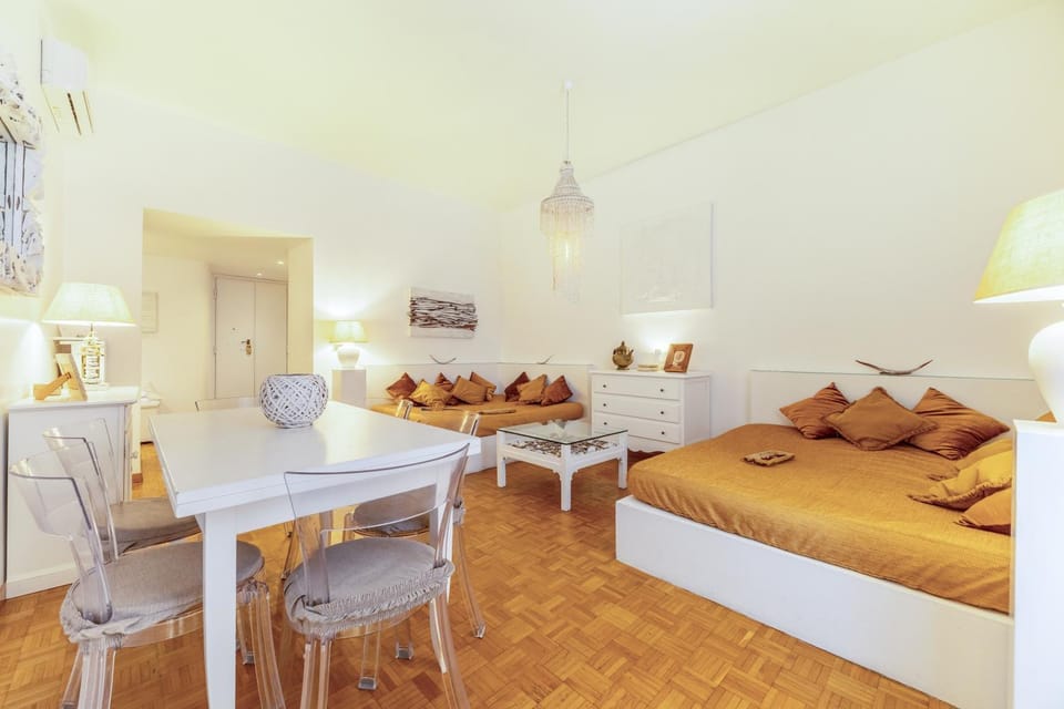 Bed, Living room, Photo of the whole room, Seating area, Dining area, Bedroom