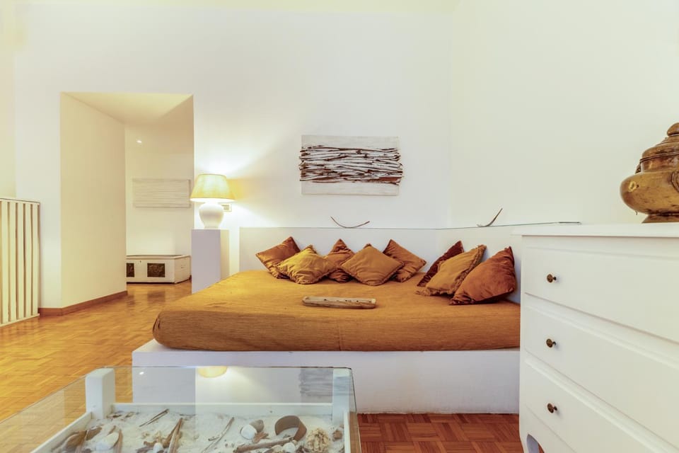 Bed, Living room, Photo of the whole room, Seating area, Bedroom