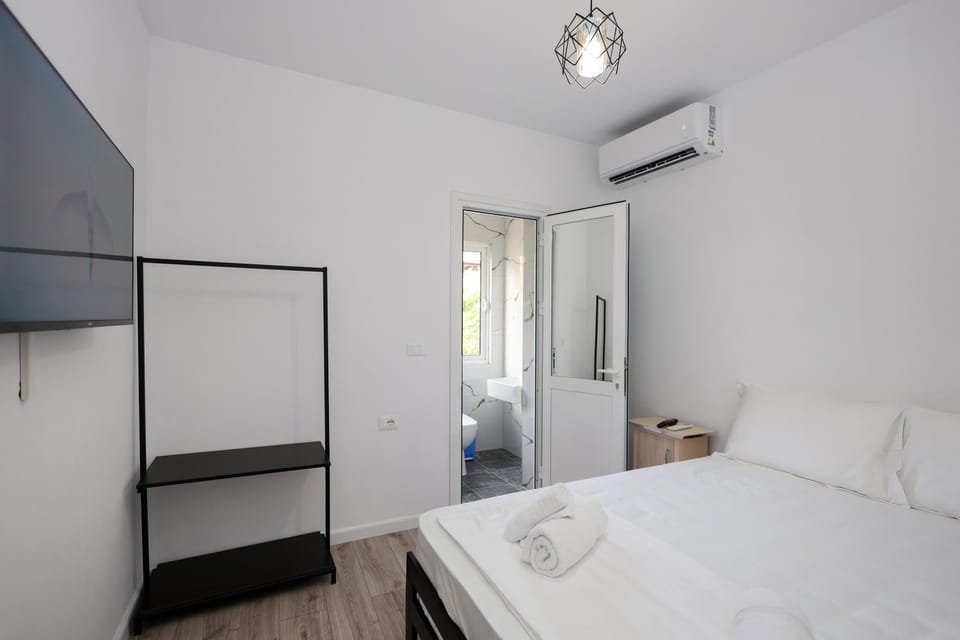 Photo of the whole room, Bedroom, air conditioner