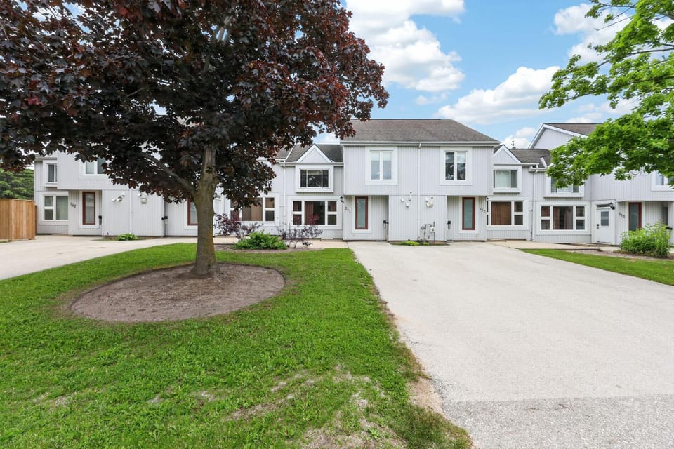 Four Season Family Retreat with Pool Access House in Collingwood