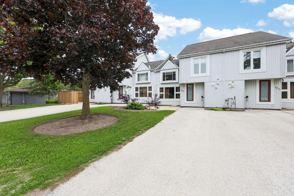 Four Season Family Retreat with Pool Access House in Collingwood