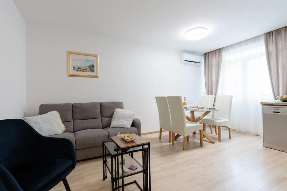 Living room, Seating area, Dining area, air conditioner