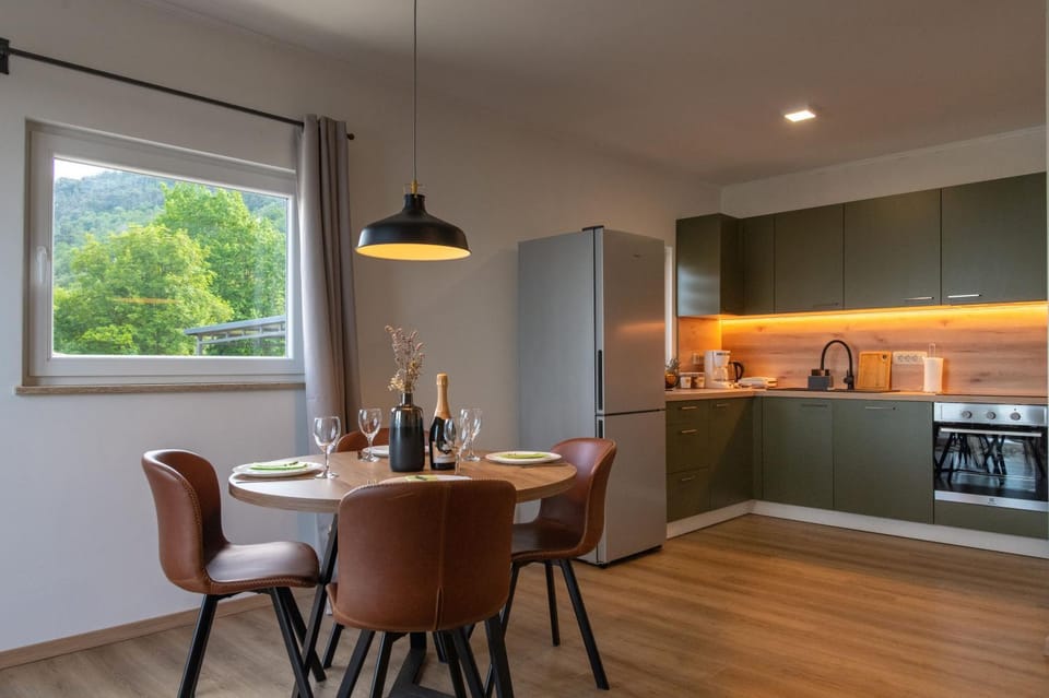 Kitchen or kitchenette, Dining area