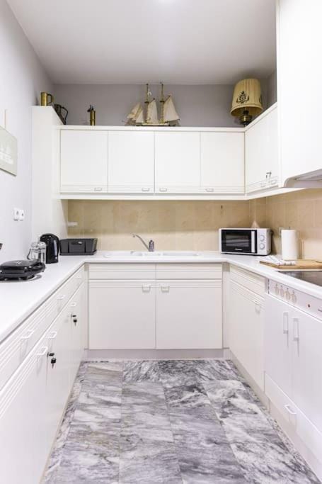 Coffee/tea facilities, Kitchen or kitchenette, microwave, oven, stove, toaster