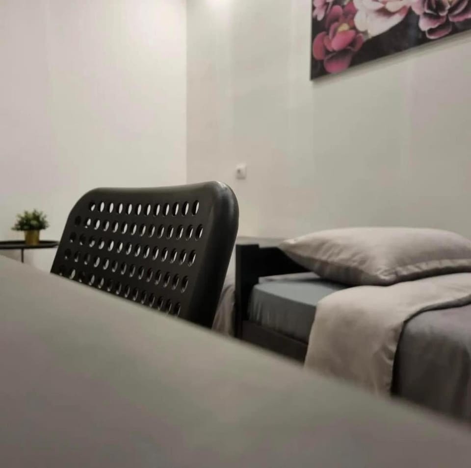 Bed, Living room, Photo of the whole room, Seating area, Bedroom